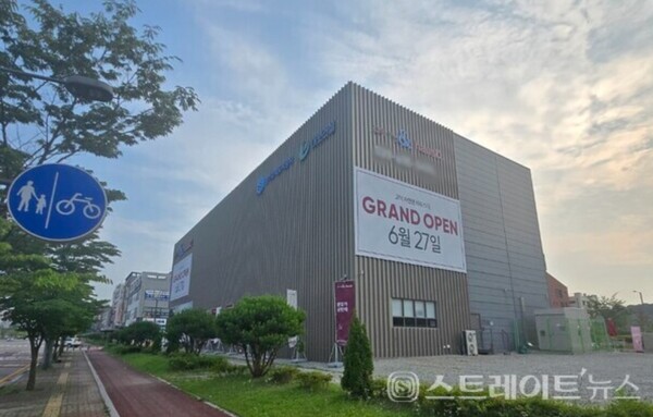 대보건설 컨소시엄이 경기주택공사(GH)와 함께 경기도 평택고덕국제업무지구 A4블록에서 분양 중인 '고덕 자연앤 하우스디'의 견본주택. 청약홈은 7일 이 단지 특별공급 결과, 84㎡형으로 구성된 국민주택은 평균 1.21 대 1, 98㎡형으로 구성된 민영주택은 평균 1.09 대 1의 경쟁률을 기록했다고 밝혔다. 김태현 기자