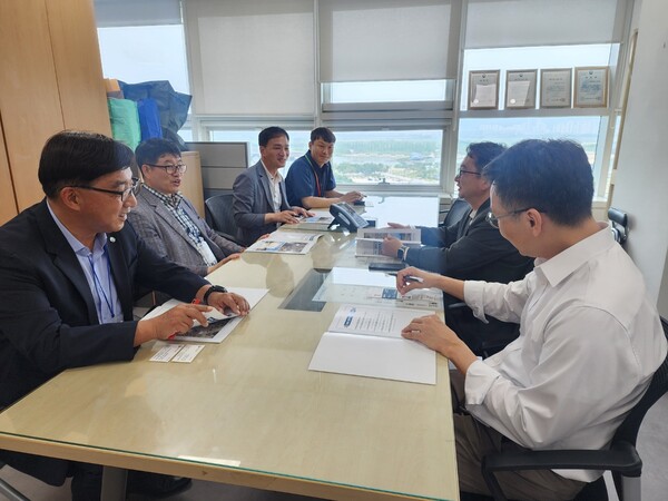 사천시가 세종시 행정안전부를 방문해 지역 현안사업에 대한 특별교부세 지원을 요청하고 있다. ⓒ사천시