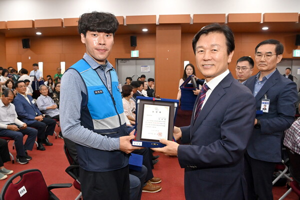 조규일 진주시장(오른쪽)이 천수교 시민 구조로 표창을 받은 최원홍 씨에게 상장을 전달하고 있다. ⓒ진주시