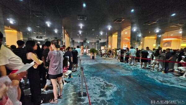 폭염특보로 찜통더위가 기승을 부린 29일 경기도 김포시 장기동 '오퍼스 한강 스위첸' 견본주택의 출입통로는 시원한 영상을 연출, 예비청약자에게 청량감을 선사했다. 8일 청약홈은 이 단지 일반공급 1순위 결과, 706가구 모집에 1359명이 지원해 평균 1.92 대 1의 경쟁률을 기록했다고 밝혔다. 김태현 기자