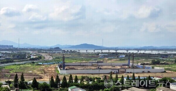 '오퍼스 한강 스위첸'은 한강신도시 이후 오랜만에 분양가상한제가 적용돼 주변 다른 민영에 비해 최고 1억원 이상 저렴하다. 김포 미래 먹거리 핵심축인 김포시네마폴리스 내 첫 공동주택으로 초품아(신설)에 알짜 중고층 동호수는 한강조망이 가능하다. 김태현 기자