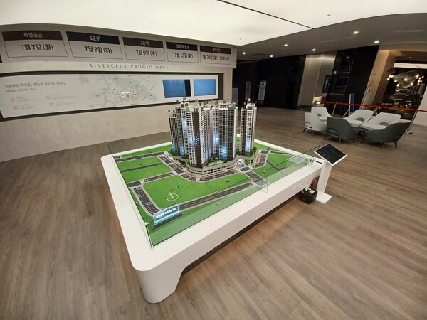 대우건설과 두산건설 컨소시엄이 서울시 영등포구 영등포동5가 32-8번지 일원에 공급하는 '리버센트 푸르지오 위브'의 견본주택 내 단지모형. 김태현 기자
