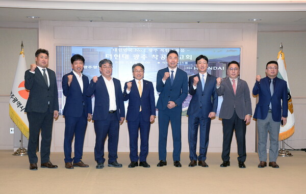 강기정(가운데 왼쪽) 시장이 8일 복합쇼핑몰 ‘더현대 광주' 착공보고회’에 참석해 관계자들과 기념촬영을 하고 있다. /광주시