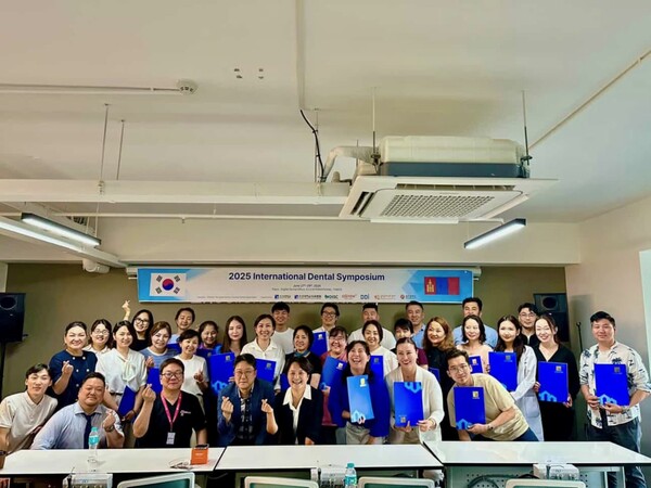 조선대 치과산업고도화지원센터가 지난 6월 28일부터 29일까지 몽골에서 치과 연수 교육을 진행하고 참가자들과 기념촬영을 하고 있다 ./조선대