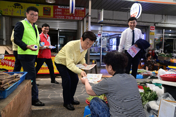 조규일 시장이 시장상인들에게 폭염 피해 예방 홍보물을 나눠주고 있다. 