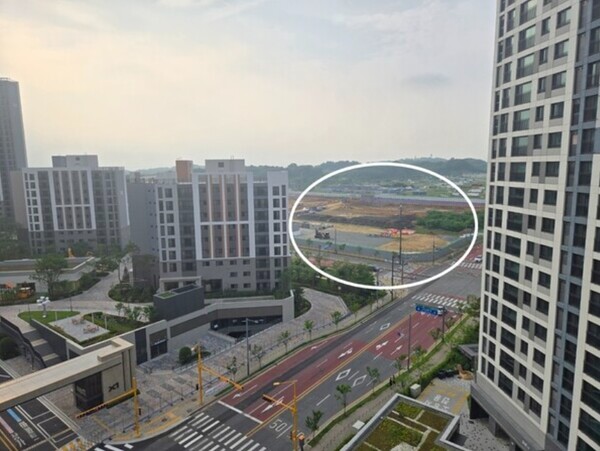 대보건설 컨소시엄이 경기주택도시공사(GH)와 함께 경기도 평택고덕국제업무지구 A4블록에서 선보인 '고덕 자연앤 하우스디'의 건설현장. 청약홈은 8일 이 단지 1순위 청약 결과, 84㎡형으로 구성된 국민주택은 평균 5.65 대 1, 98㎡형으로 구성된 민영주택은 평균 4.58 대 1의 경쟁률을 기록했다고 밝혔다. 김태현 기자