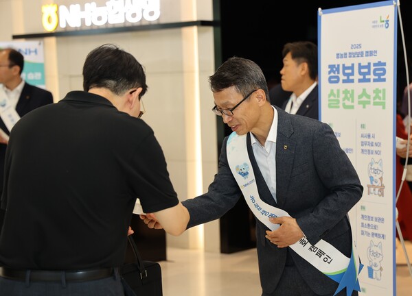 출근길 직원에게 쌀음료와 수칙을 담은 전단지를 건내는 김기동 부사장. NH농협생명 제공.