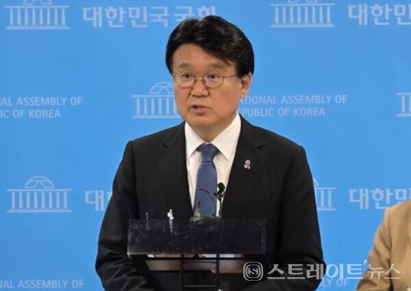 조국혁신당 황운하 의원은 9일 이진수 법무부 차관과 정진우 서울중앙지검장의 특수활동비 오남용을 비판하는 기자회견을 열었다. 설인호 기자.