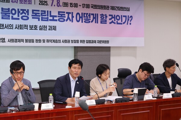 8일 국회의원회관에서 '862만 명의 불안정 독립노동자, 어떻게 할 것인가' 토론회가 열렸다. 토론회를 주최한 이학영 국회부의장이 발언하고 있다. 의원실. 