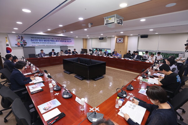 8일 국회의원회관에서 '862만 명의 불안정 독립노동자, 어떻게 할 것인가' 토론회가 열렸다. 의원실. 
