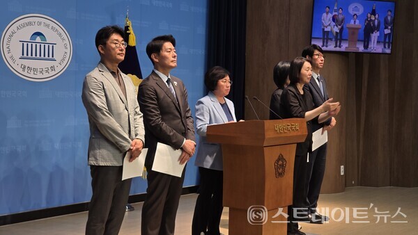 더불어민주당 과학기술정보방송통신위원회 소속 의원들이 9일 국회소통관에서 이진숙 방송통신위원장 고발 기자회견을 하고 있다. 설인호 기자. 