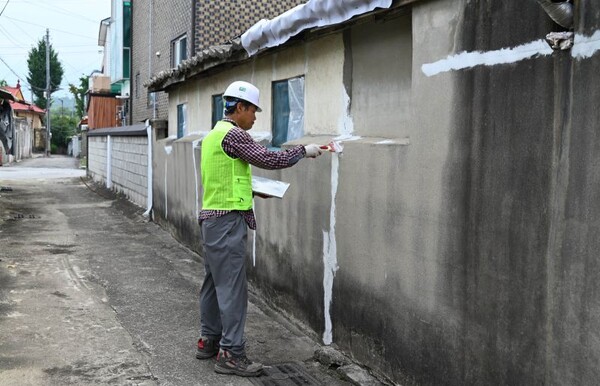 국가유공자 노후주택 보수지원 공사로 작업자가 담장 도장 작업을 하고 있다. 요진건설 제공