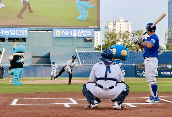 박동식 사천시장이 창원NC파크에서 열린 NC다이노스의 홈경기에서 시구자로 나서 시구를 하고 있다. ⓒ사천시