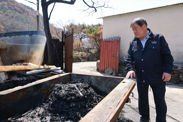 이승화 산청군수가 화재 현장을 점검하고 있다. ⓒ산청군