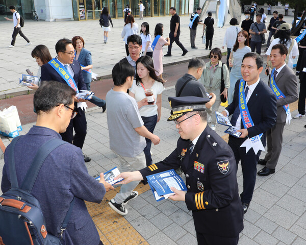 신학기 수협은행장(오른쪽 두 번째)이 김용종 서울송파경찰서장과 피해예방 홍보물을 나눠주는 모습. 수협은행 제공.