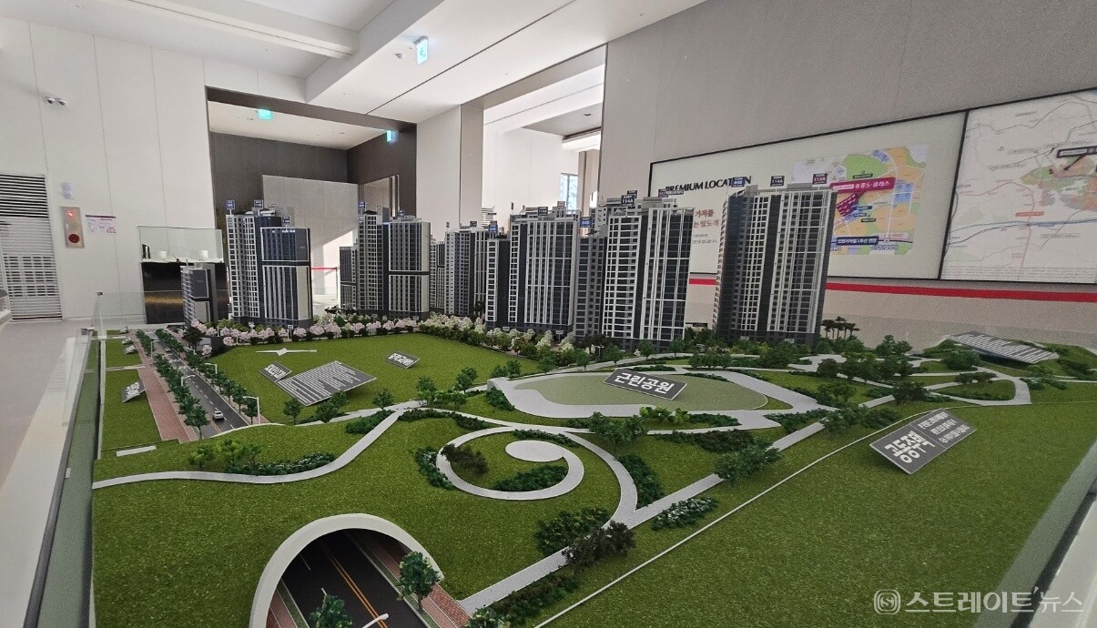 인천 서구 검단신도시에서 국민평형인 전용 84㎡형이 지구 처음으로 6억원을 돌파한  AA24블록의 '호수공원역 중흥S-클래스'  단지모형. 호수공원이 한눈에 들어오는 데다 인천지하철 1호선 검단호수공원역 역세권으로 공원과 녹지에 둘러쌓인 공세권이기도 하다. 청약홈은 14일 이 단지 특별공급 청약을 접수한다. 김태현 기자