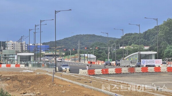 인천 서구 검단신도시에서 국민평형인 전용 84㎡형이 지구 처음 6억원을 돌파한  AA24블록의 '호수공원역 중흥S-클래스'는 인천지하철 1호선 연장선 검단호수공원역(사진) 역세권이다. 1호선 검단지구 연장은 1역인 '아라역'과 2역인 '신검단중앙역'이 개통됐으나, 3역은 마무리 공사 중이다.청약홈은 14일 수도권 통장을 대상으로 이 단지 특별공급 청약을 접수한다. 김태현 기자