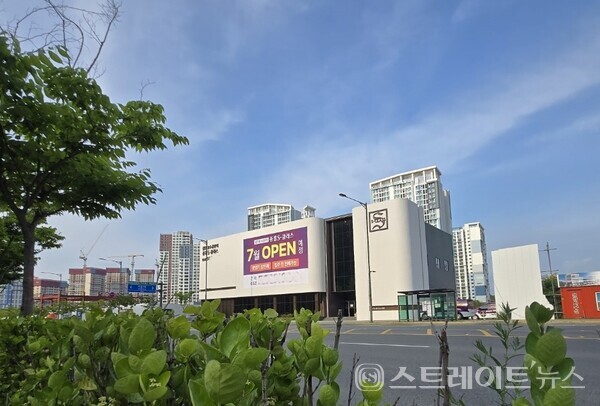 인천 서구 검단신도시에서 국민평형인 전용 84㎡형이 지구 처음으로 6억원을 돌파한  AA24블록의 '호수공원역 중흥S-클래스'  견본주택. 청약홈은 14일 이 단지 특별공급 청약을 받는다. '호수공원역 중흥S-클래스'의 견본주택은 검단 인천영어마을 동쪽 어음대로변에 자리한다. 김태현 기자