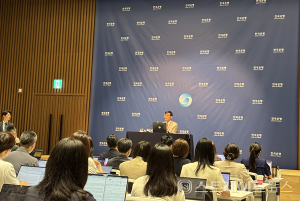 이창용 한국은행 총재의 7월 금통위 이후 기자간담회 모습.