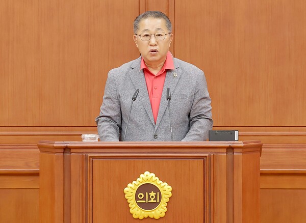 10일 열린 대전시의회 제288회 임시회 제1차 본회의에서 이한영 의원(국민의힘, 서구6)이 대표 발의한 한국항공우주연구원및 한국천문연구원 사천 이전 반대 촉구 건의안을 대표 발의하고 있다. 대전시의회 제공.