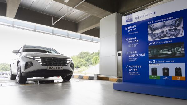 SK렌터카 오토옥션 플랫폼은 단순 경매를 넘어서 차량 상품화(정비·도장 등)까지 원스톱으로 제공한다. 사진은 차량이 바닥에 설치된 ‘하부 스캔 장비’를 통과해 차량 하체 상태를 정밀 점검하고 있다. SK렌터카 제공
