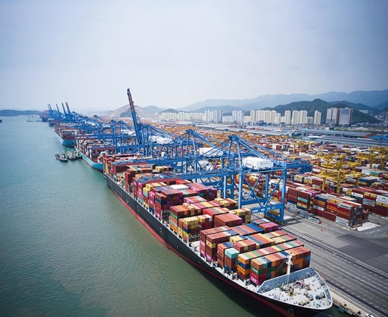 한경협이 10대 수출 주력 업종을 영위하는 1000대 기업을 대상으로 실시한 ‘2025년 하반기 수출 전망 조사’ 결과 하반기 수출이 전년 동기 대비 평균 1.6% 줄어들 것으로 예측됐다. 사진은 수출과 수입 관련 컨테이너가 출입을 반복하는 부산 신항. 연합뉴스