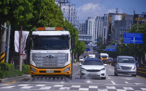 광주시가 폭염 대응 추가 강화 방안의 일환으로 주요 간선도로 20개 구간·노선226km에 당초 계획보다 2배 늘어난 약 20대의 살수차를 투입·운영한다./광주시