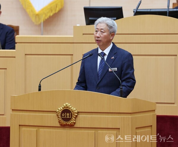 박형대 의원(진보당, 장흥1)이 10일 열린 제392회 임시회 제1차 본회의에서 ‘목포보성선 졸속 개통 계획안 철회와 정상 운영 촉구건의안’ 제안설명을 하고 있다.사진/전남도의회