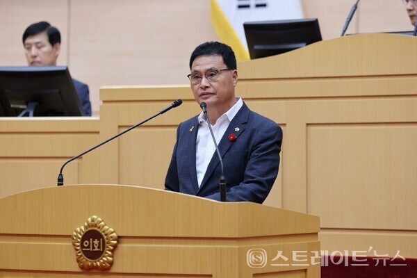 주종섭 의원이 10일 제392회 임시회 제1차 본회의에서 노란봉투법 입법 촉구 건의안을 대표발의하고 있다.사진/전남도의회