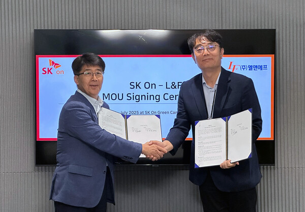 신영기 SK온 구매본부장(왼쪽)과 이병희 엘앤에프 최고운영책임자(COO)가 10일 오후 서울 종로구 SK온 그린캠퍼스에서 북미 지역 LFP 배터리 양극재 공급을 위한 업무협약(MOU) 체결 후 기념 촬영을 하고 있다. SK온 제공
