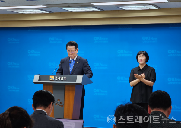 김영록 지사가 11일 도청 브리핑룸에서 이재명 정부의 획기적 RE100 산업단지 정책에 대한 환영문을 발표하고 있다.사진/문미선 기자