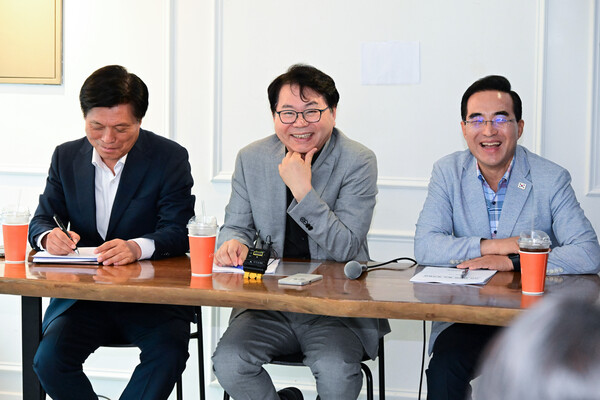 이한주 국정기획위원장이 13일 서울 종로구 한 카페에서 열린 국정기획위 출범 한 달 기자간담회에서 취재진의 질문을 듣고 있다. 연합뉴스. 