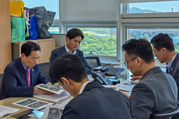 성낙인 창녕군수(왼쪽 첫 번째))가 행정안전부 교부세과에서 특별교부세 지원을 건의하고 있다. ⓒ창녕군