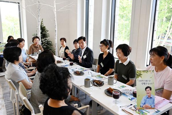 안병구 밀양시장이 복합문화공간 열두달에서 아이돌보미들과 소통하기 좋은 날 만남을 진행하고 있다. ⓒ밀양시