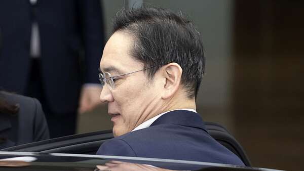 지난 4월 일본 출장을 마친 이재용 삼성전자 회장이 강서구 서울김포비즈니스항공센터(SGBAC)를 통해 귀국하는 모습. 연합뉴스