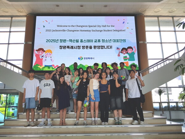 창원시청을 방문한 미국 잭슨빌시 교류단의 기념촬영 모습.   