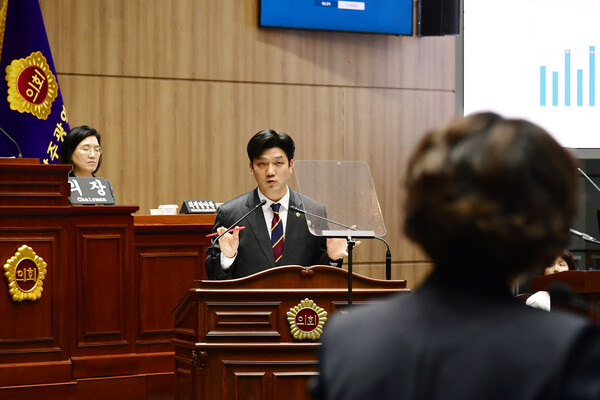 14일 제334회 임시회에서 시정 질의를 하고 있는 이명노 의원(더불어민주당, 서구3)./광주시의회