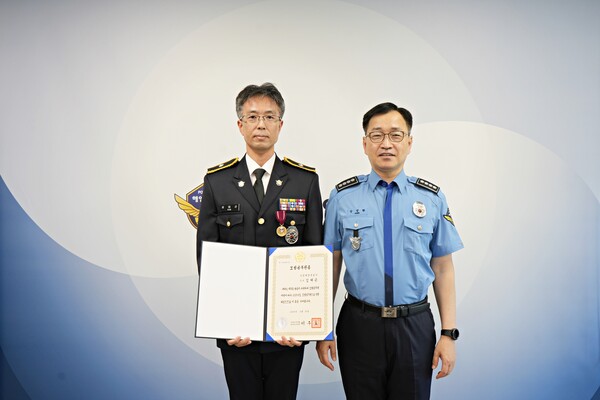김태곤 경위(왼쪽)가 장성환 사천해양경찰서장으로부터 상반기 모범공무원증을 받은 뒤 기념촬영을 하고 있다. ⓒ사천해양경찰서