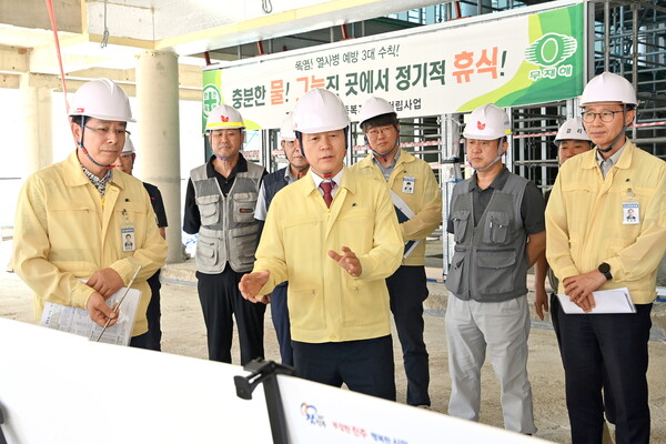조규일 진주시장(가운데)이 성북동 아동복지센터 건립공사장을 찾아 폭염 대비 안전 점검을 실시하고 있다. ⓒ진주시