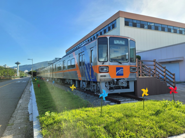 40년 전 부산도시철도 1호선 개통 당시 도입된 전동차가 부산도시철도의 과거와 미래를 잇는 역사전시관으로 재탄생했다. 사진= 부산교통공사 제공