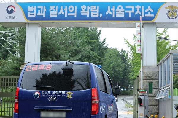 14일 윤석열 전 대통령이 수감된 서울구치소로 법무부 호송차량이 들어가고 있다. 연합뉴스. 