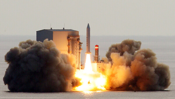 한화시스템은 지난해 12월 제주도 해상에서 민간 최초 상용 지구관측 ‘소형 SAR 위성’을 발사하고 교신에 성공했다. 한화시스템 제공