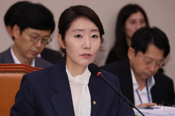 강선우 여성가족부 장관 후보자가 14일 국회 여성가족위원회에서 열린 인사청문회에서 위원의 질문에 답하고 있다. 연합뉴스. 