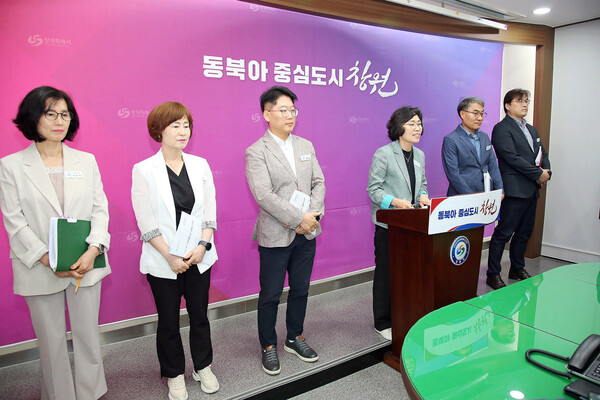 정숙이 창원시 자치행정국장이 15일 시청 프레스센터에서 3분기 정례브리핑을 통해 시민 삶의 질을 높이는 다섯가지 지원 정책을 밝히고 있다.