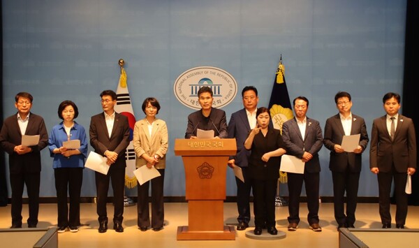 더불어민주당 국회 농림축산식품해양수산위원회 소속 의원들은 15일 국회 소통관에서 공동성명을 발표하고 "농업은 결코 교환 가능한 협상 수단이 아니다"라며 정부에 대응을 촉구했다. 