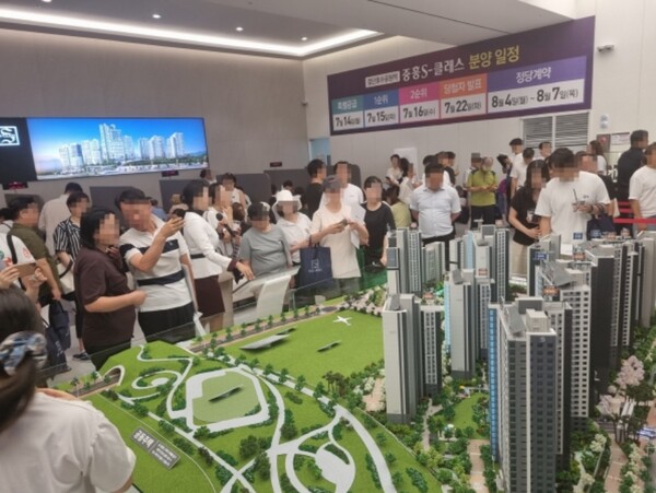 중흥토건이 검단신도시 AA24블록에 공급하는 ‘검단호수공원역 중흥S-클래스’의 견본주택 내부 모습. 청약홈은 15일 실시된 이 단지 일반공급 1순위 결과, 평균 13.09 대 1의 경쟁률을 기록했다고 밝혔다. 