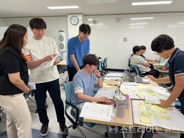 지난 11일 순천만생태문화교육원에서 열린 학교자율시간 설계․실습 과정에서 교사들이 토의하고 있다.사진/전남교육청