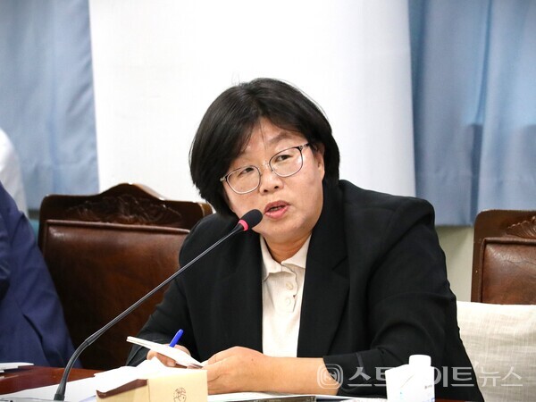 제392회 임시회 제1차 기획행정위원회 기획조정실 업무보고에서 오미화 의원이 집행부를 향해 질의를 하고 있다.사진/전남도의회