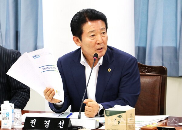 제392회 임시회 제1차 기획행정위원회 기획조정실 업무보고에서 전경선 의원이 집행부를 향해 질의를 하고 있다.사진/전남도의회