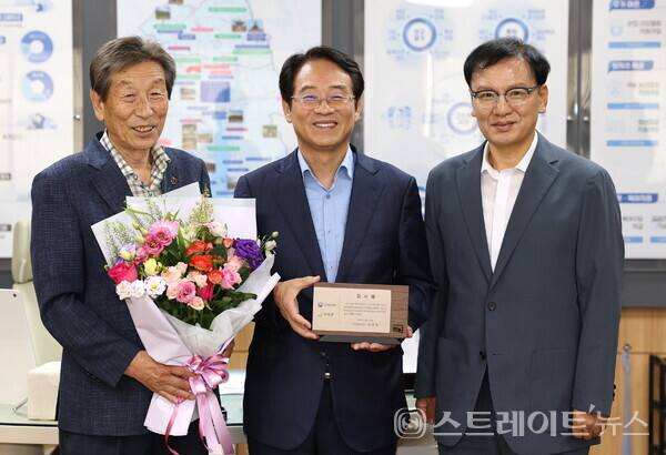 강진원 강진군수가 김석기 광주지방보훈청장으로부터 감사패를 받고 있다. 사진/강진군